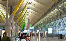 Vue intérieure du nouveau terminal de l'aéroport de Barajas, Madrid, Espagne