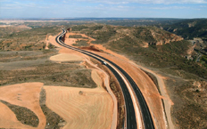 Vue aérienne de la rénovation de l'autoroute A-2 à travers Guadalajara, Soria, Zaragoza, Espagne