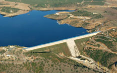 Vue aérienne du barrage montrant la taille et la largeur du barrage