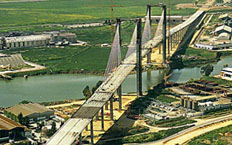 Vue aérienne du pont sur le fleuve Guadalquivir