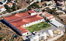 Vue aérienne de l'usine de traitement des eaux usées constituée d'un bâtiment en forme de L