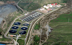 Vue aérienne de la station d'épuration de La Gavia composée de plusieurs bâtiments et d'une multitude de réservoirs pour le traitement de l'eau