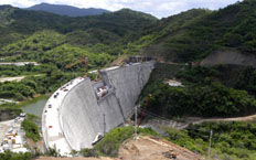 Vue aérienne de la construction du barrage, notamment la partie centrale du barrage