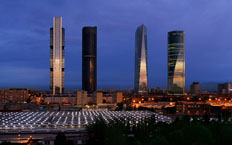 Vue frontale des quatre tours de Madrid au crépuscule