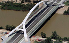 Vue aérienne du pont sur le fleuve Ebro