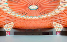 Vue intérieure, montrant le toit orange, du nouveau centre de loisirs Les Arenes