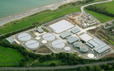 Vue aérienne de la station d'épuration, on peut voir les différents réservoirs de traitement.